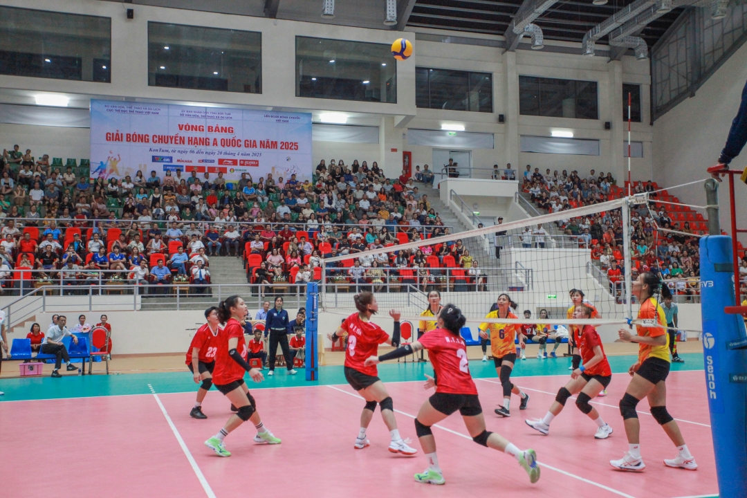 Trận đấu giữa hai đội Thái Nguyên (trang phục đỏ) và Đắk Lắk.