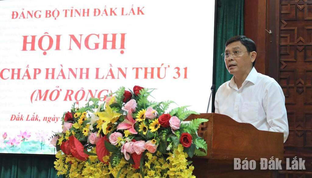 Phó Chủ tịch Thường trực UBND tỉnh Nguyễn Tuấn Hà báo cáo kết quả thực hiện nhiệm vụ quý I.
