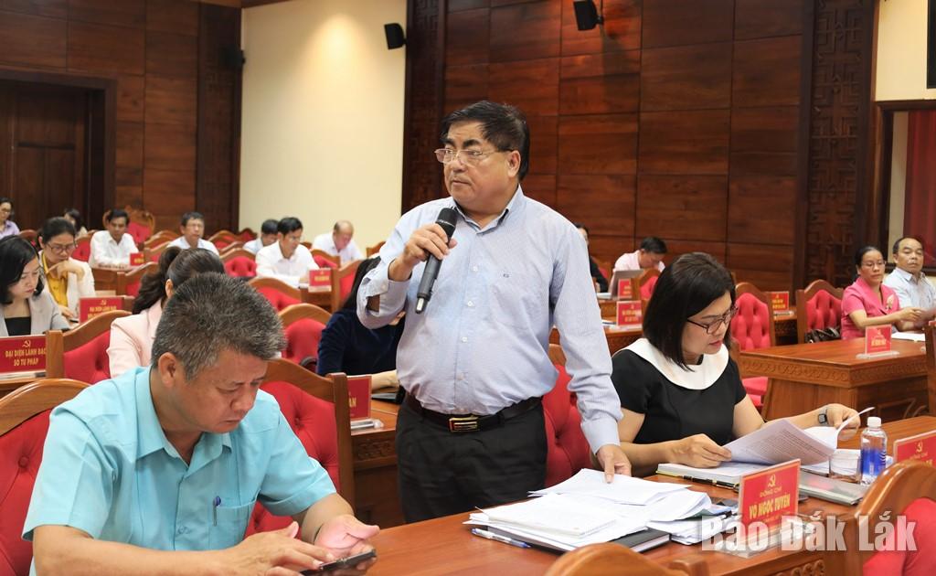 Tỉnh ủy viên, Giám đốc Sở Tài chính Võ Ngọc Tuyên giải trình nội dung thực hiện nhiệm vụ tăng trưởng kinh tế của tỉnh.