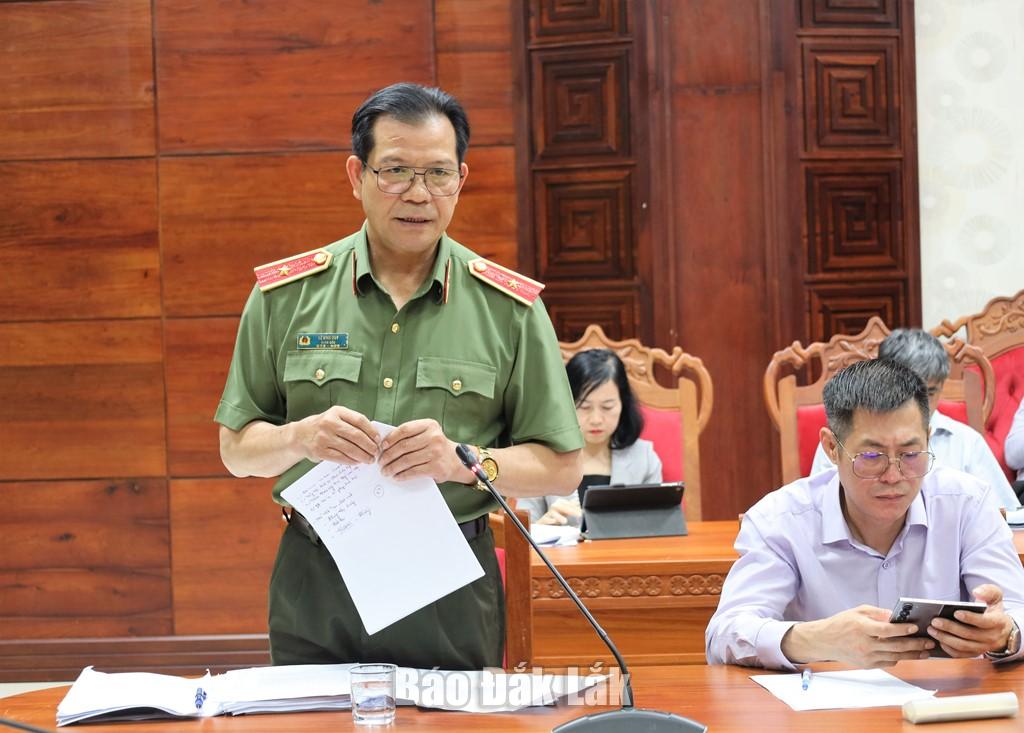 Thiếu Tướng Lê Vinh Quy, Ủy viên Ban Thường vụ Tỉnh ủy, Giám đốc Công an tỉnh nêu ý kiến về tiến độ triển khai chương trình xóa nhà tạm, nhà dột nát tại thảo luận tổ.