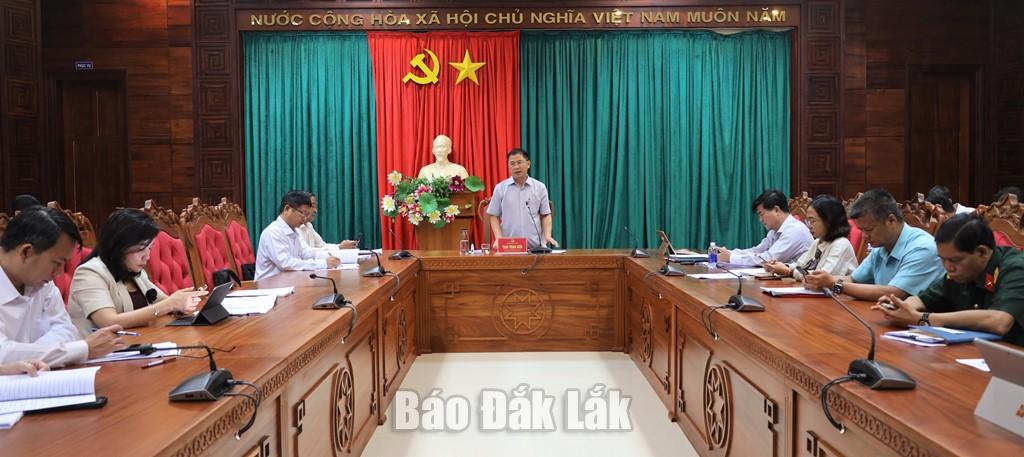 Ủy viên Ban Thường vụ Tỉnh ủy, Trưởng Ban Nội chính Tỉnh ủy Trần Trung Hiển điều hành thảo luận tạo Tổ thảo luận số 2.