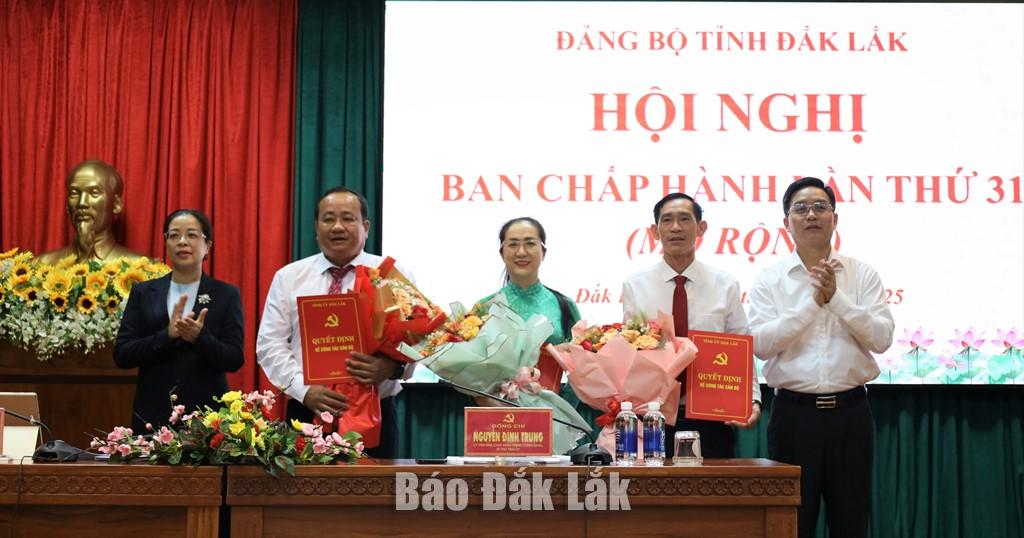 Ủy viên Trung ương Đảng, Bí thư Tỉnh ủy Nguyễn Đình Trung và Phó Bí thư Thường trực Tỉnh ủy, Chủ tịch HĐND tỉnh Huỳnh Thị Chiến Hòa trao quyết định và tặng hoa chúc mừng các đồng chí được chỉ định tham gia Ban Chấp hành Đảng bộ tỉnh Đắk Lắk nhiệm kỳ 2020 - 2025.