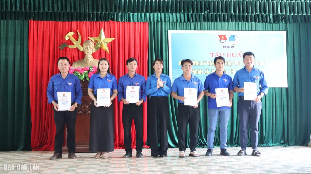 Đại diện Tỉnh Đoàn trao