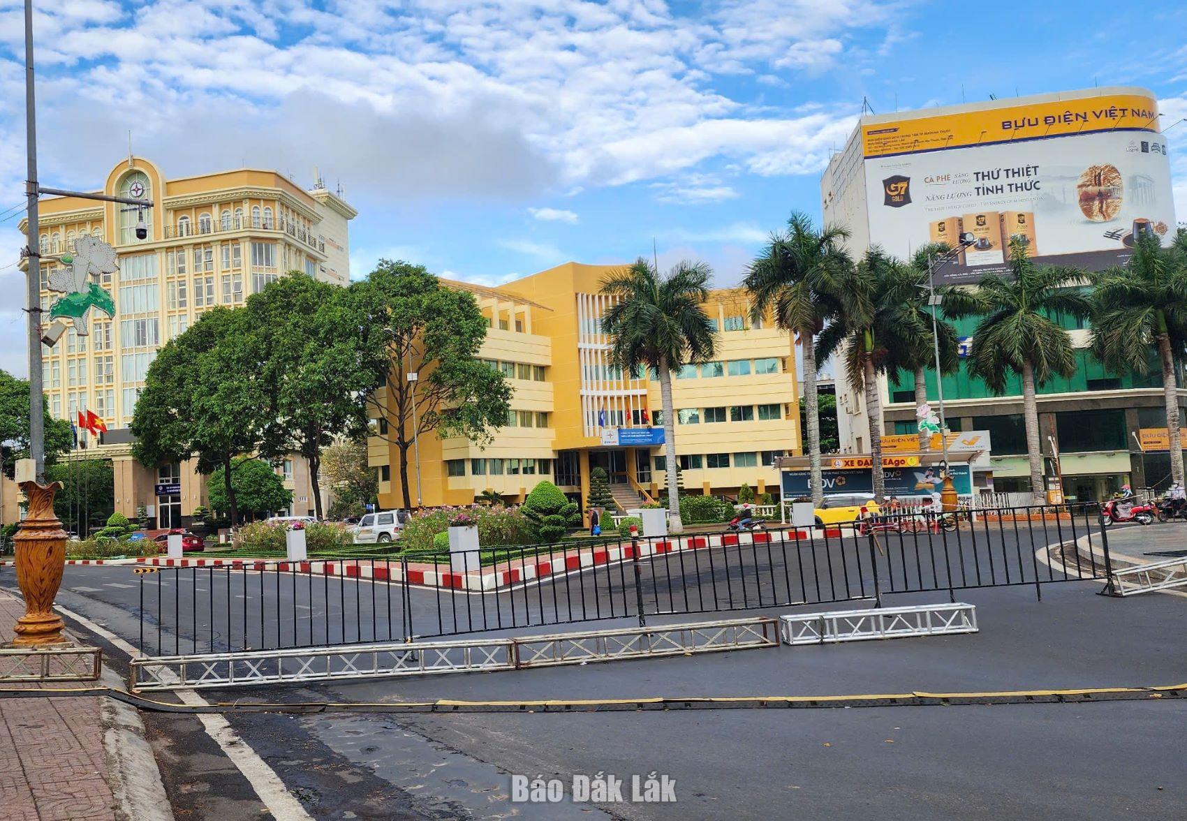 Rào chắn đường khu vực Tượng đài Chiến thắng phục vụ thi công, lắp đặt thiết bị chuẩn bị cho chương trình Bản trường ca hòa bình.