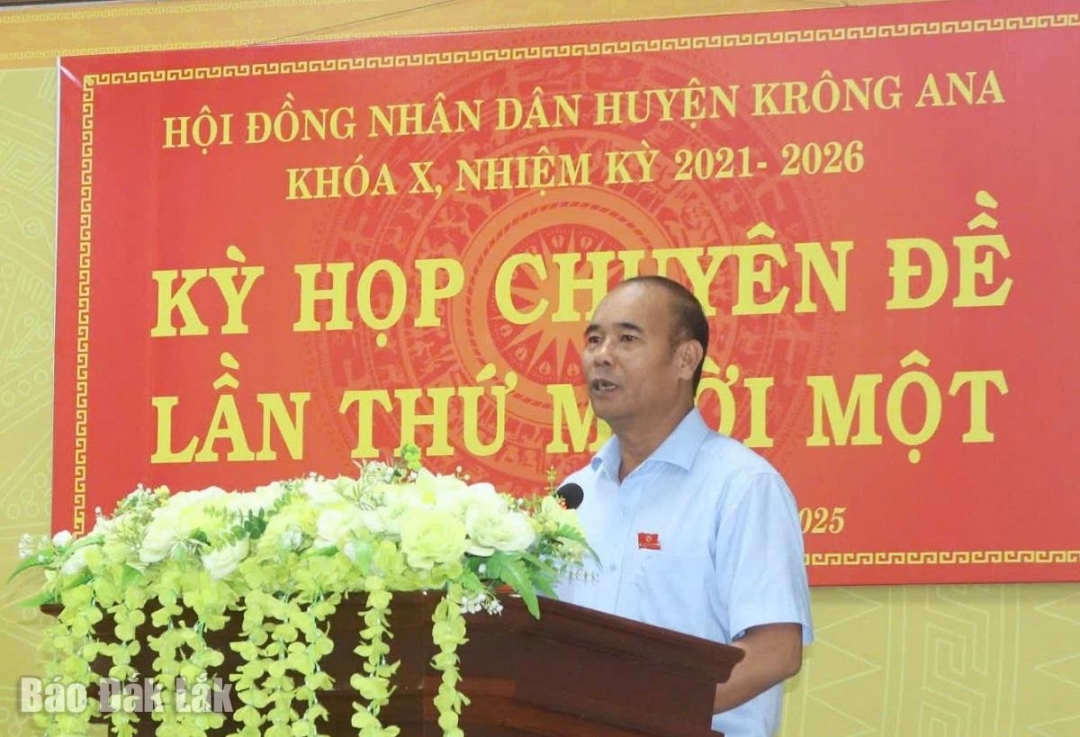 Phó Bí thư Thường trực Huyện ủy, Chủ tịch HĐND huyện Y Nem Bkrông phát biểu tại kỳ họp.
