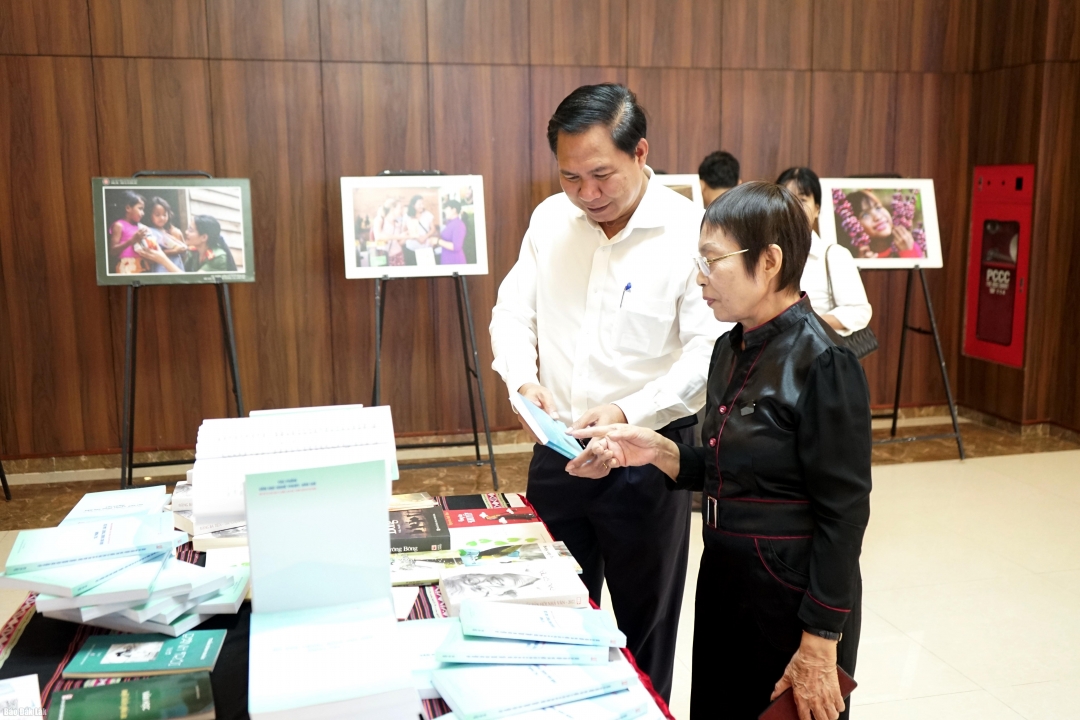 Các tác phẩm văn học nghệ thuật được trưng bày tại một hội thảo về sự phát triển của văn học nghệ thuật Đắk Lắk