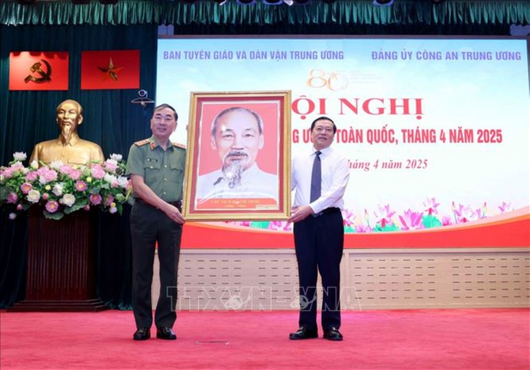Đồng chí Lại Xuân Môn, Ủy viên Trung ương Đảng, Phó Trưởng Ban Thường trực Ban Tuyên giáo và Dân vận Trung ương chúc mừng Đảng ủy Công an Trung ương. Ảnh: Phương Hoa/TTXVN