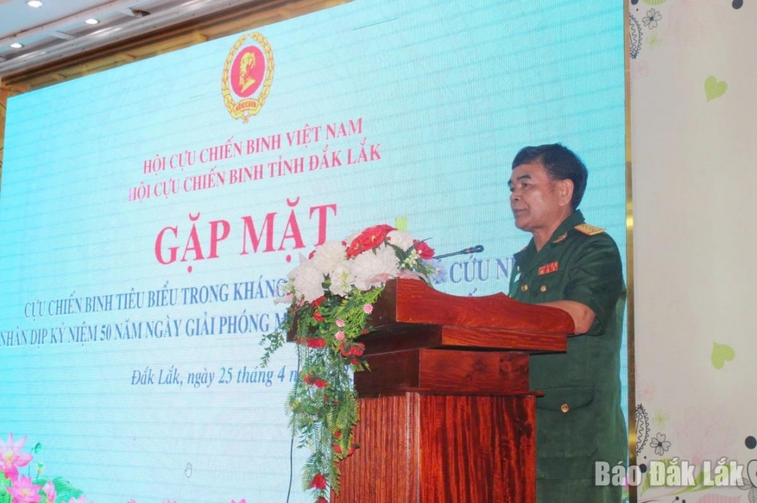 Chủ tịch Hội Cựu chiến binh tỉnh Rơ Lưk Bông phát biểu, tri ân các cựu chiến binh.