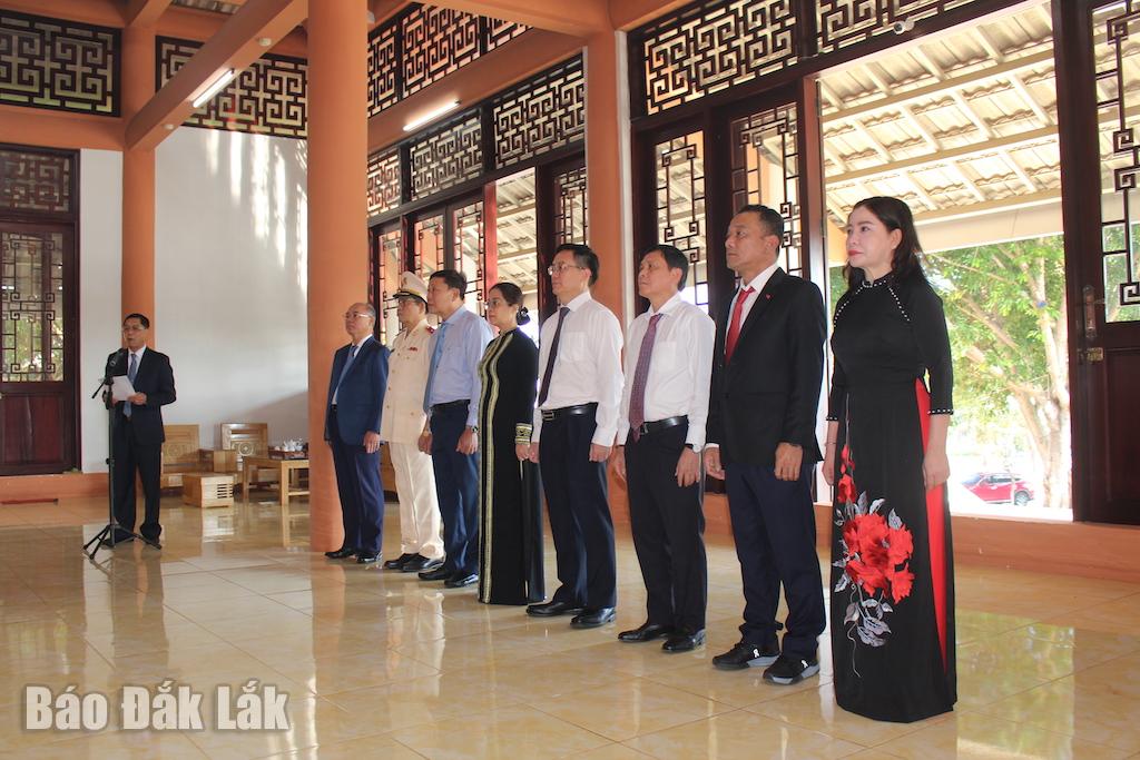 Đại biểu làm lễ dâng hương Chủ tịch Hồ Chí Minh, Đại tướng Võ Nguyên Giáp và các Anh hùng liệt sĩ tại Đền thờ liệt sĩ.