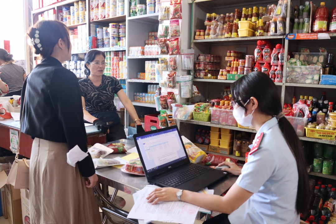 Đoàn Kiểm tra liên ngành về an toàn thực phẩm của tỉnh kiểm tra các sản phẩm là thực phẩm, nhu yếu phẩm tại hộ kinh doanh trên địa bàn huyện Lắk.