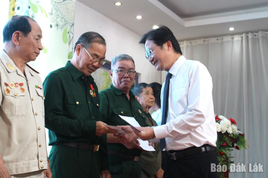 Trưởng Ban Tuyên giáo và Dân vận Tỉnh ủy Nguyễn Hoài Dương trao những phần quà tri ân đến các cựu chiến binh tiêu biểu tại buổi gặp mặt.