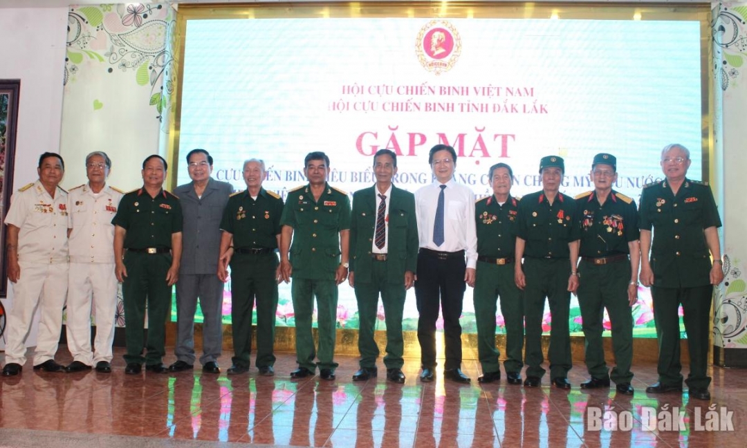 Đại biểu và các cựu chiến binh cùng chụp hình lưu niệm.