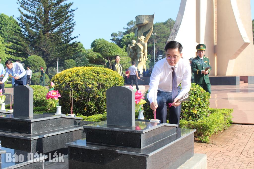 Ủy viên Trung ương Đảng, Bí thư Tỉnh ủy, Trưởng Ban Chỉ đạo các hoạt động kỷ niệm 120 năm Ngày thành lập tỉnh Đắk Lắk Nguyễn Đình Trung... 