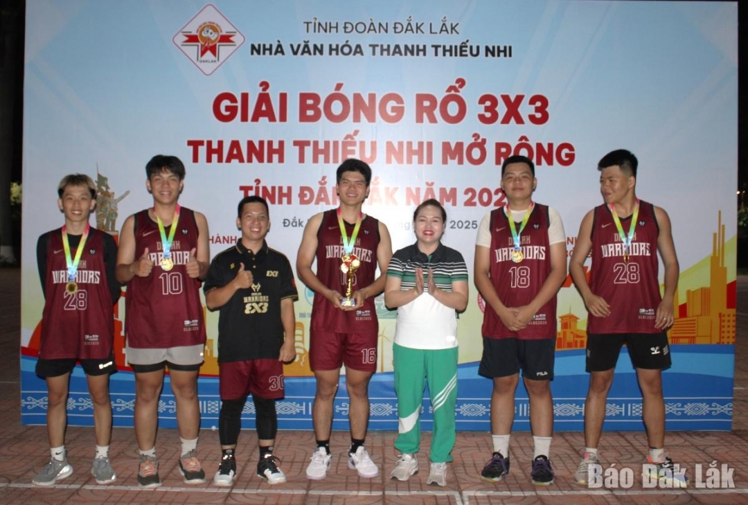 Ban tổ chức trao cup cho đội đoạt chức vô địch.
