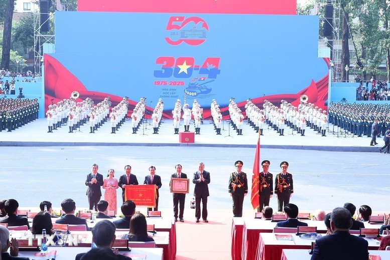 Tổng Bí thư Tô Lâm, thay mặt lãnh đạo Đảng, Nhà nước trao tặng danh hiệu “Anh hùng Lao động” cho Đảng bộ, Chính quyền và Nhân dân Thành phố Hồ Chí Minh - Ảnh: TTXVN