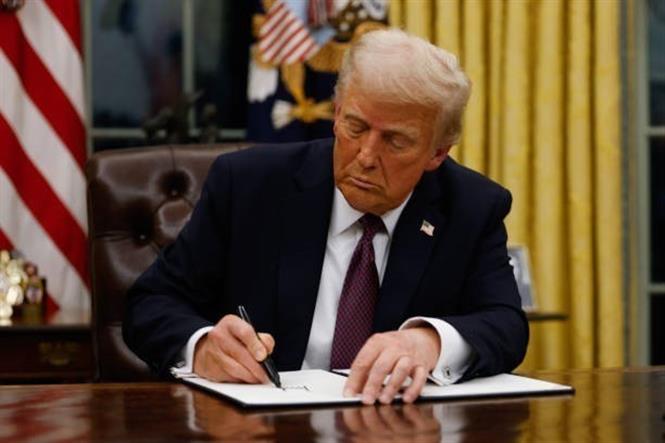 Tổng thống Mỹ Donald Trump ký một sắc lệnh hành pháp tại Nhà Trắng. Ảnh: Getty Images/TTXVN
