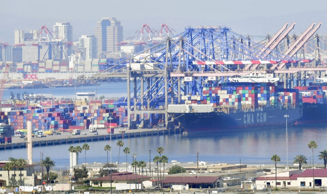 Hoạt động tại cảng hàng hóa Long Beach ở California, Mỹ. Ảnh: AFP/TTXVN