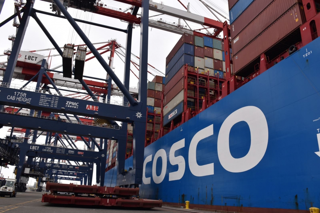 Tàu container thuộc công ty vận tải COSCO của Trung Quốc neo tại cảng Long Beach, bang California, Mỹ. Ảnh: THX/TTXVN