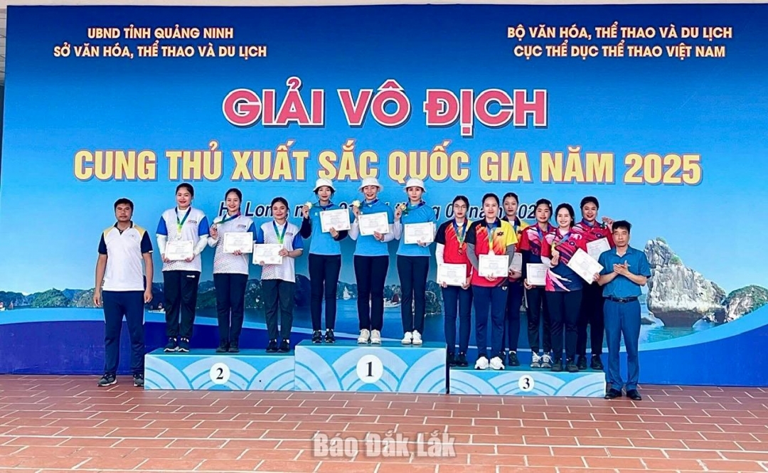 Các cung thủ Đắk Lắk bước lên bục nhận Huy chương Vàng nội dung đồng đội.
