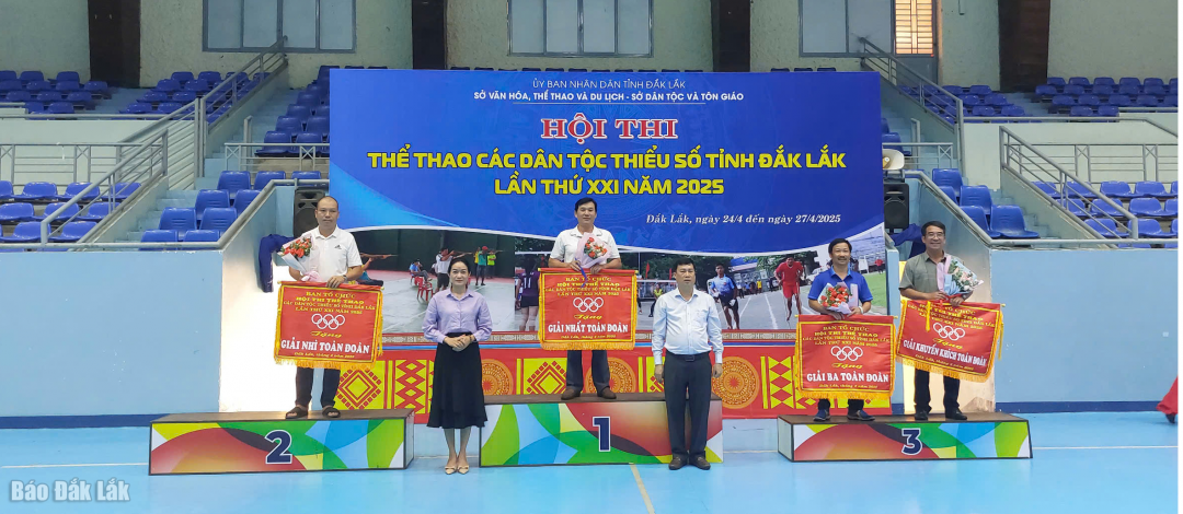 Ban tổ chức trao giải toàn đoàn tặng các đơn vị.