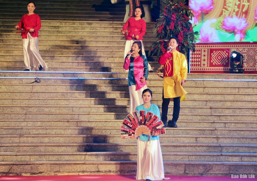 Tiết mục hát múa Về quê anh nghe hát Bài chòi do các nghệ sĩ đến từ Trung tâm Văn hóa và Điện ảnh tỉnh Phú Yên biểu diễn.
