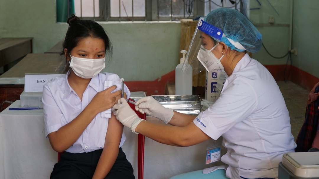 Tiêm vắc xin phòng  COVID-19 cho học sinh trên địa bàn.
