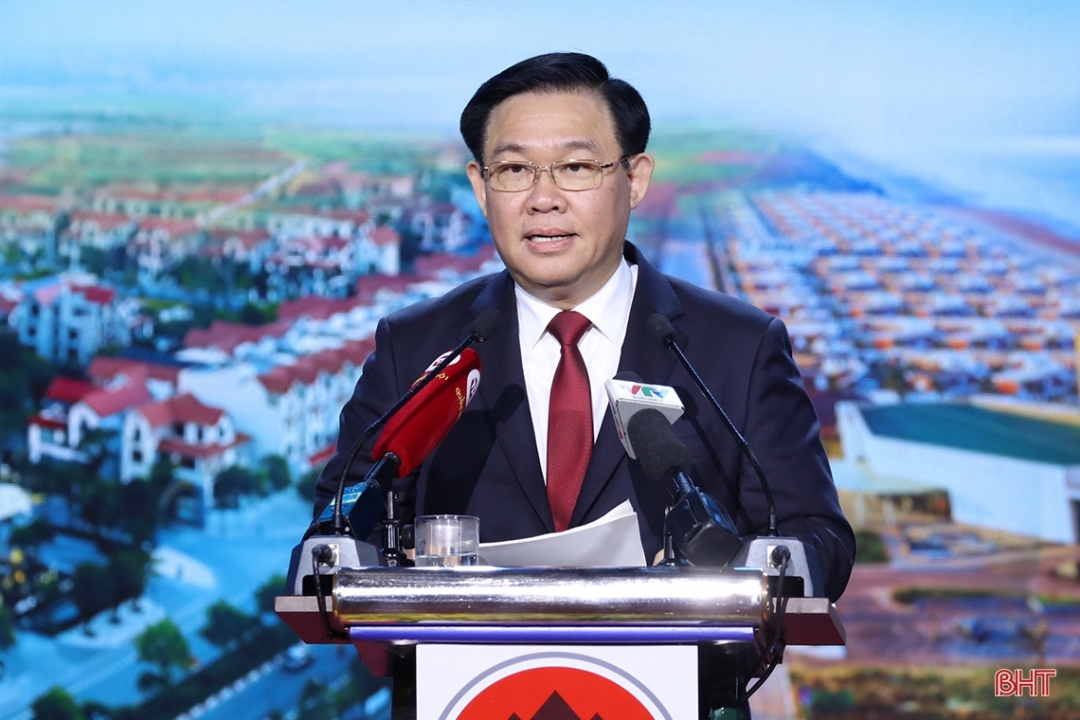 Chủ tịch Quốc hội Vương Đình Huệ phát biểu chỉ đạo tại hội nghị.