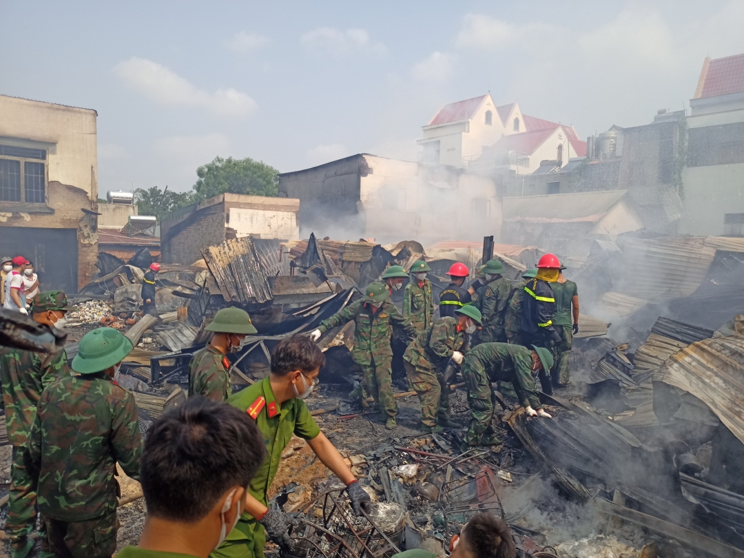 Cán bộ, chiến sĩ Ban Chỉ huy Quân sự huyện Ea Súp tham gia khắc phục vụ cháy chợ.