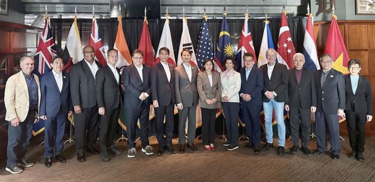 Bộ trưởng Bộ Thương mại Ahn Duk-geun, thứ bảy từ trái sang, chụp ảnh cùng những người tham gia cuộc họp cấp bộ trưởng Khuôn khổ Kinh tế Ấn Độ Dương-Thái Bình Dương vì Thịnh vượng tại Detroit. Ảnh: Korea Times