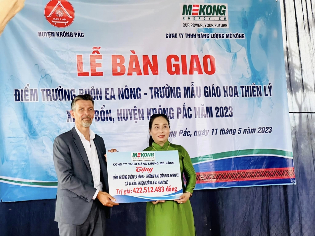 Đại diện Công ty TNHH Năng lượng Mê Kông bàn giao