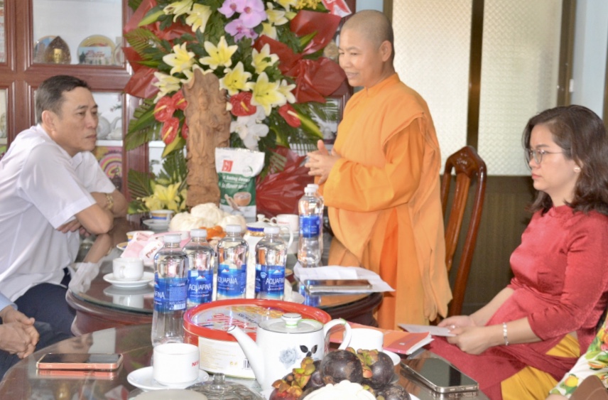 Ni sư Thích nữ Liên Mai (Tịnh xá Ngọc Thành) đáp từ sự quan tâm, chúc mừng Phật đản của lãnh đạo tỉnh.