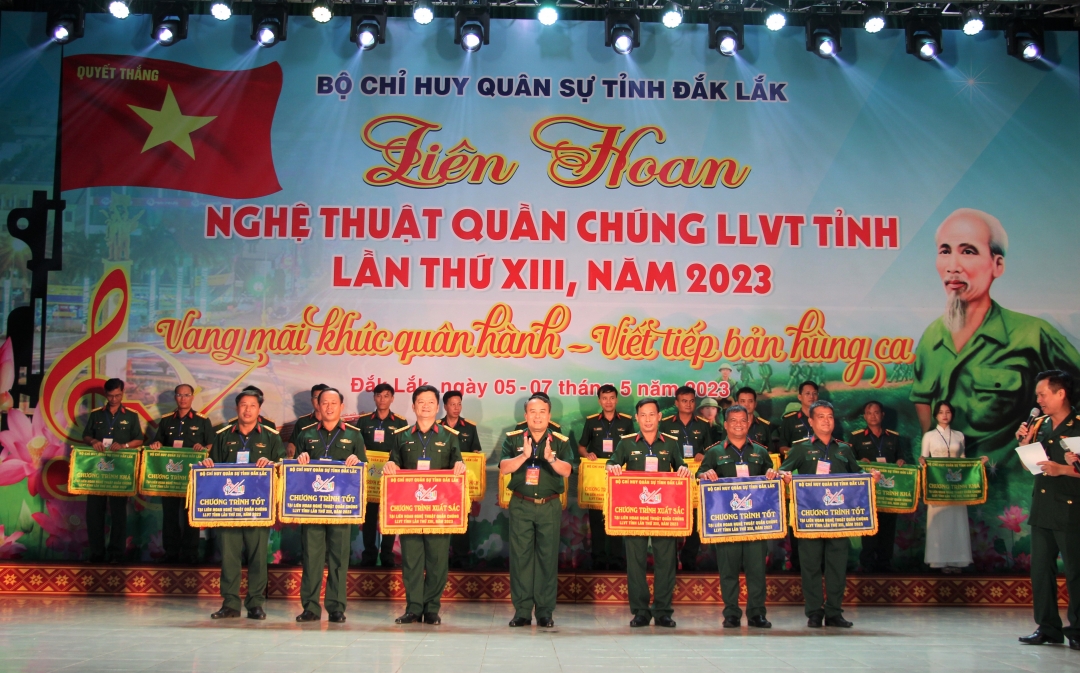 Đại tá Trần Minh Trọng, Chính ủy Bộ Chỉ huy Quân sự tỉnh trao giải Chương trình xuất sắc và Chương trình tốt cho các đơn vị.