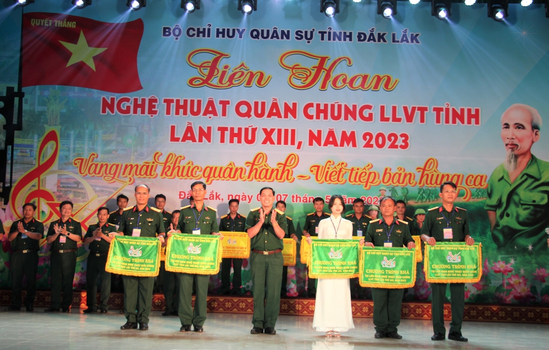 Đại tá Võ Văn Minh, Phó Chính ủy Bộ Chỉ huy Quân sự tỉnh trao giải Chương trình khá cho các đơn vị.