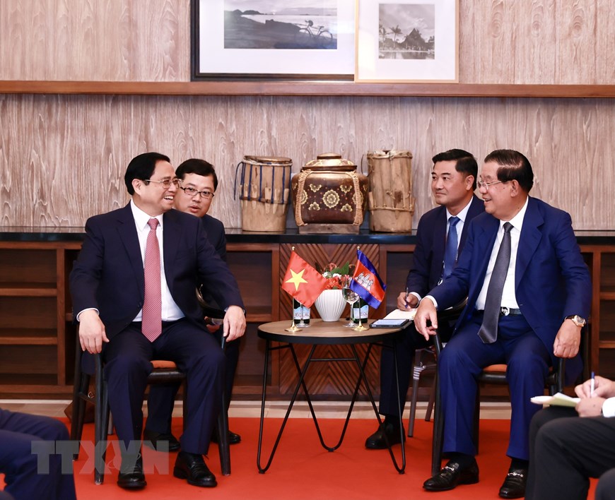 Thủ tướng Phạm Minh Chính gặp Thủ tướng Campuchia Hun Sen nhân dịp sang dự Hội nghị cấp cao ASEAN lần thứ 42 tại Labuan Bajo, Indonesia. Ảnh: TTXVN