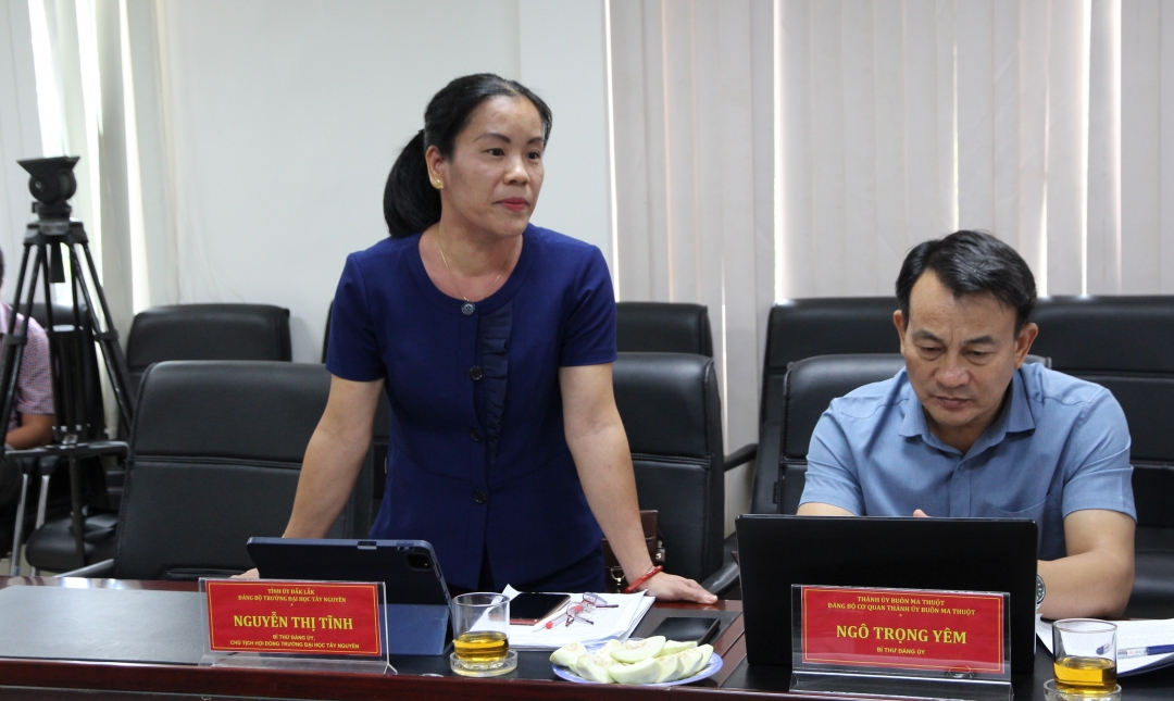 Đồng chí Nguyễn Thị Tĩnh, Bí thư Đảng ủy, Chủ tịch Hội đồng Trường Đại học Tây Nguyên đóng góp ý kiến tại buổi làm việc.