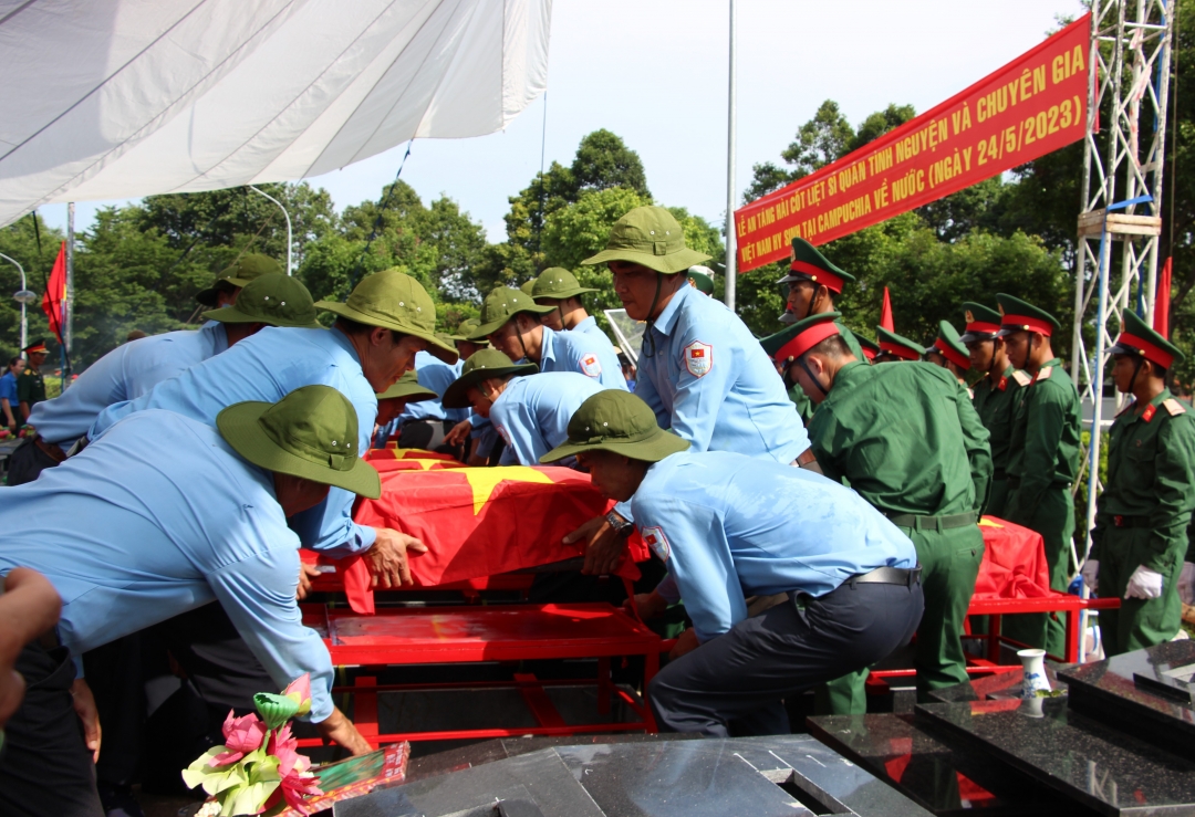 Tổ chức an nghỉ cho các liệt sĩ tại Nghĩa trang Liệt sĩ tỉnh.
