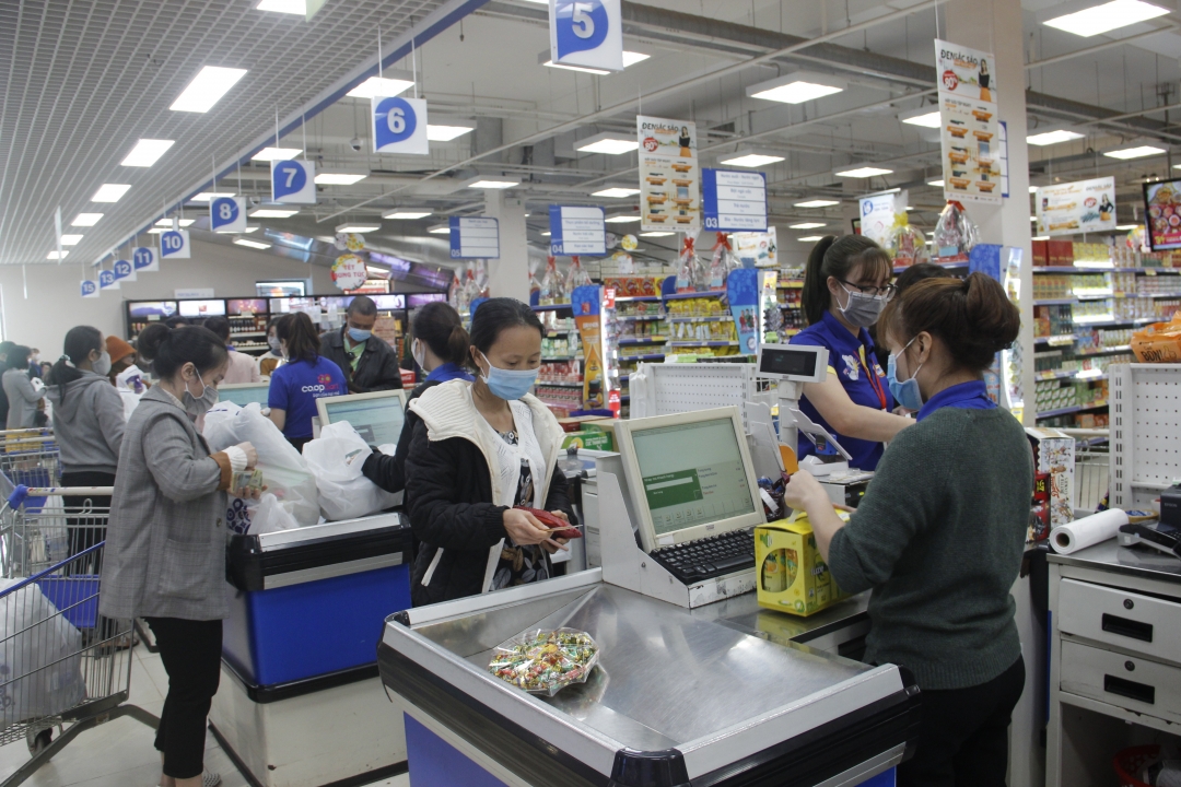 Người tiêu dùng mua hàng tại siêu thị Co.opmart Buôn Ma Thuột