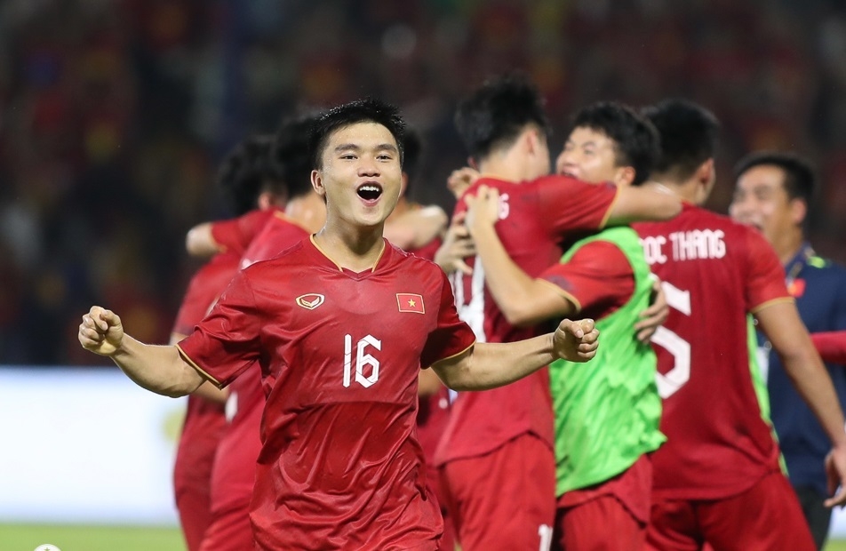 Các cầu thủ Việt Nam vui mừng sau bàn thắng gỡ hòa 1-1. Ảnh: VFF