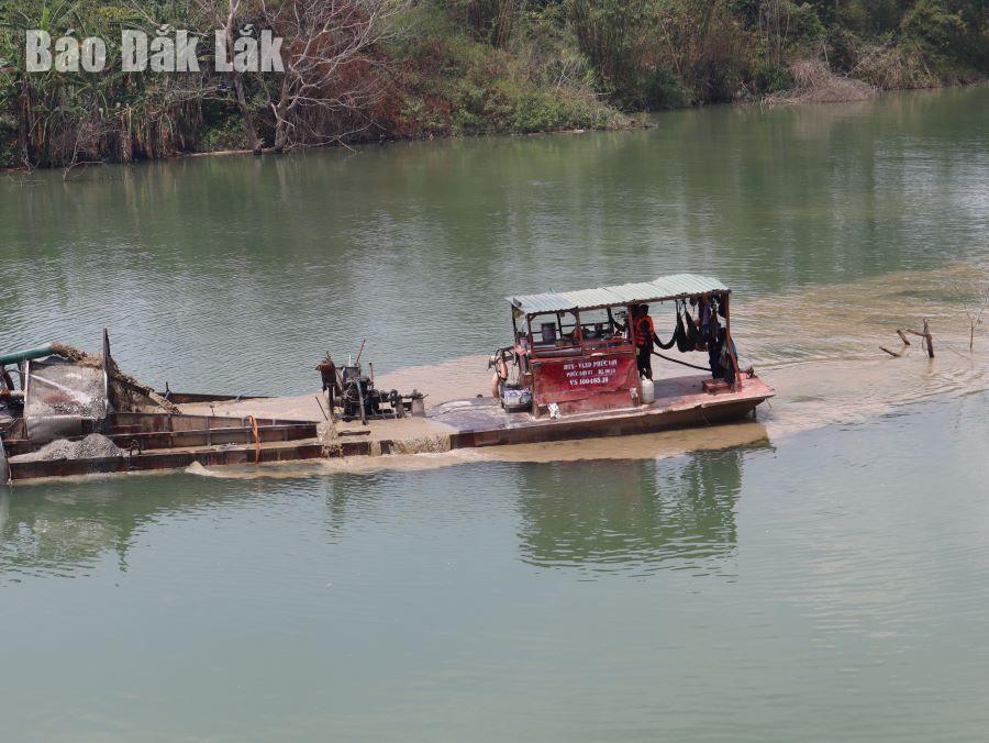 Tàu hút cát trên sông Krông Nô đoạn qua xã Nam Ka, huyện Lắk.