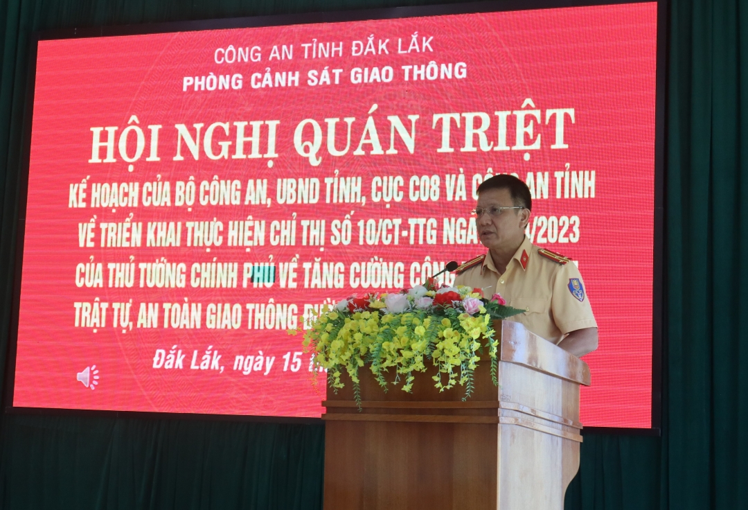 Thượng tá Vũ Tiến Thăng, Trưởng Phòng CSGT, Công an tỉnh phổ biến nội dung Chỉ thị số 10 và các Kế hoạch của UBND tỉnh, Bộ Công an về công tác bảo đảm trật tự, an toàn giao thông.