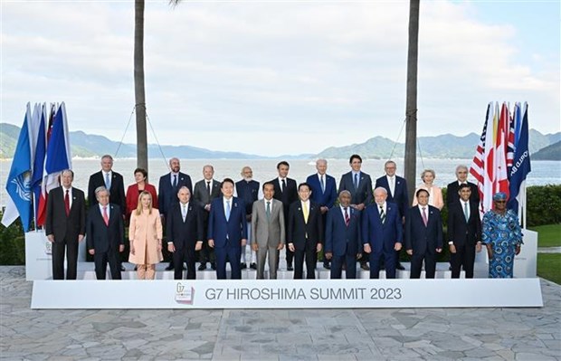 Trưởng đoàn các nước tham dự Hội nghị thượng đỉnh Nhóm các nước công nghiệp phát triển (G7) mở rộng chụp ảnh chung tại Hiroshima (Nhật Bản), chiều 20/3/2023. (Ảnh: Dương Giang/TTXVN