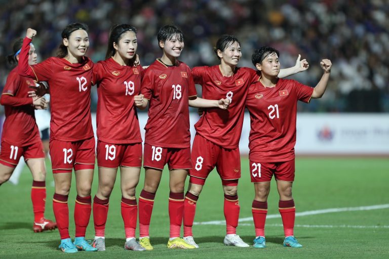 Các cô gái Việt Nam đánh bại chủ nhà 4-0, giành quyền vào chung kết. Ảnh: VFF