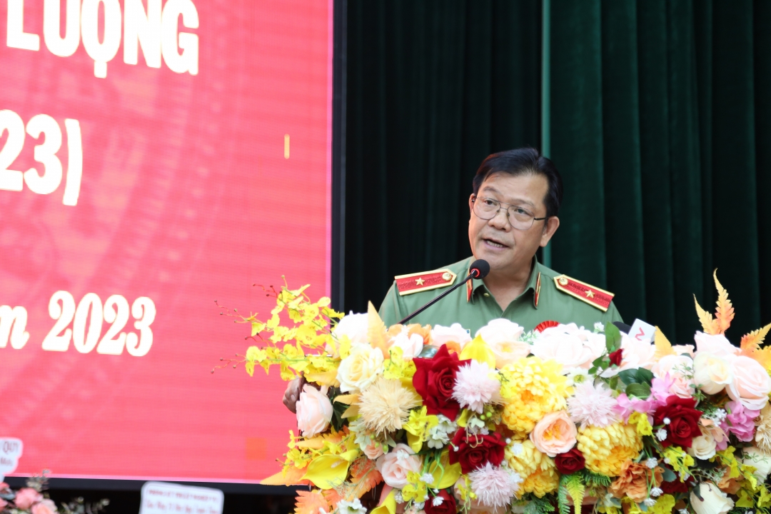 Thiếu tướng Lê Vinh Quy, Ủy viên Ban Thường vụ Tỉnh ủy, Bí thư Đảng ủy, Giám đốc Công an tỉnh phát biểu tại buổi lễ.