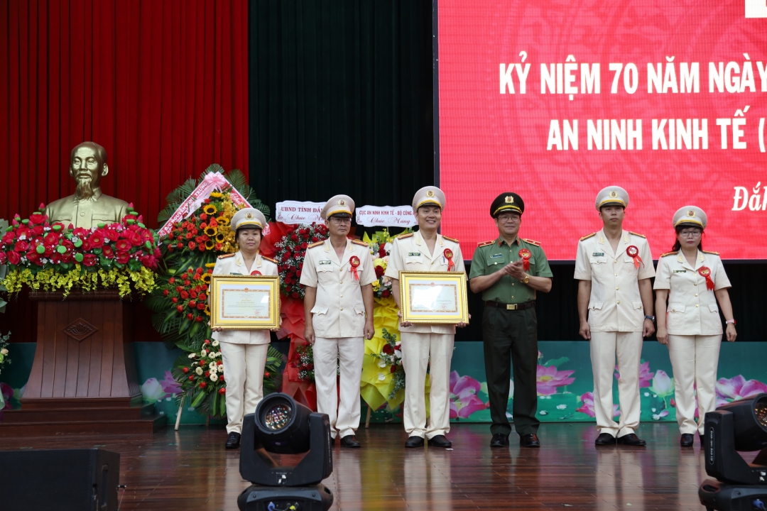 Thừa ủy quyền Bộ trưởng Bộ Công an,Thiếu tướng Lê Vinh Quy trao Bằng khen tặng các tập thế, cá nhân có thành tích xuất sắc.