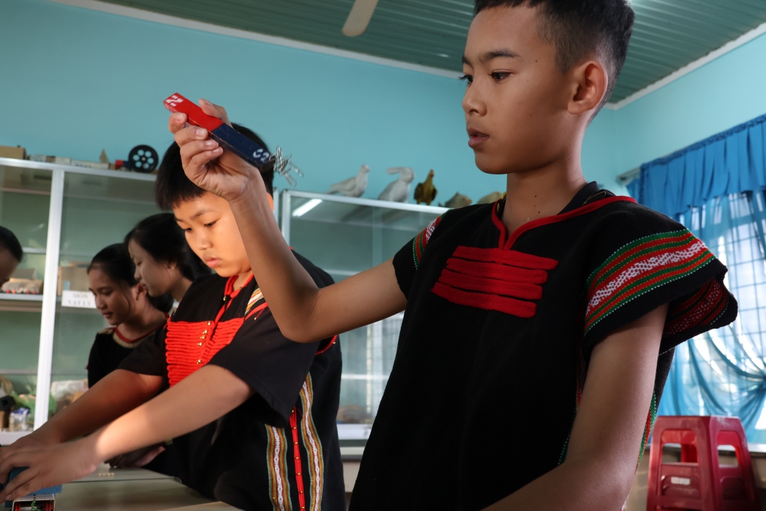 Buổi học thực hành môn Vật lí của học sinh Trường Phổ thông dân tộc nội trú Trung học cơ sở huyện Krông Pắc.