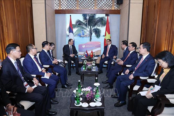 Thủ tướng Phạm Minh Chính gặp Thủ tướng Lào Sonexay Siphandone. Ảnh: TTXVN