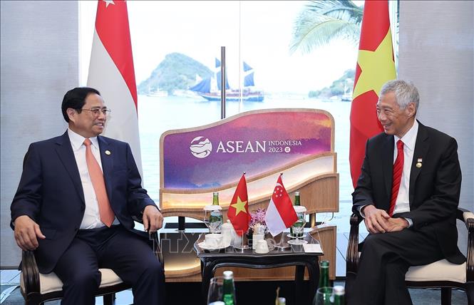 Thủ tướng Phạm Minh Chính gặp Thủ tướng Singapore Lý Hiển Long. Ảnh: TTXVN