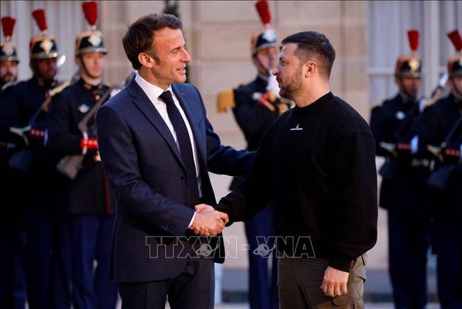 Tổng thống Pháp Emmanuel Macron (trái) và Tổng thống Ukraine Volodymyr Zelensky trong cuộc gặp ở Paris ngày 14/5/2023. Ảnh: AFP/TTXVN