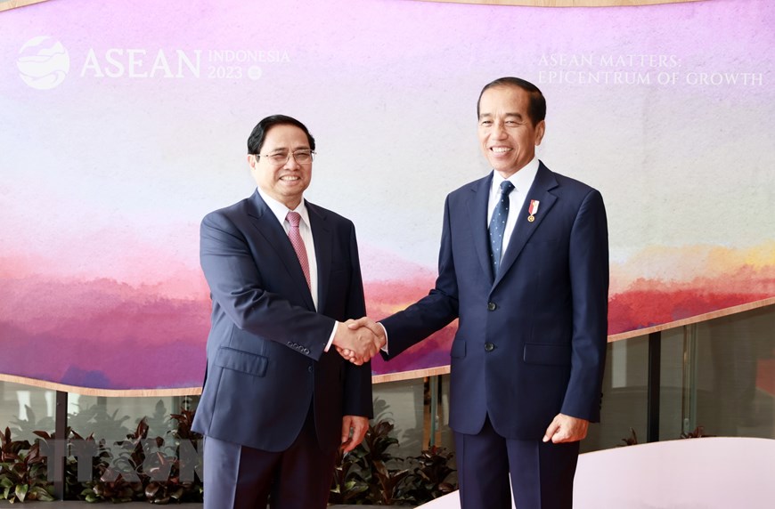 Thủ tướng Phạm Minh Chính và Tổng thống Indonesia Joko Widodo tại Labuan Bajo. Ảnh: TTXVN