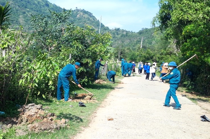 Các đươn vị tiến hành trồng cây sao đen tại buôn Ktluốt, xã Ea Trul.